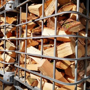 Trockenes Eichen-Brennholz in einer ICB-Gitterbox